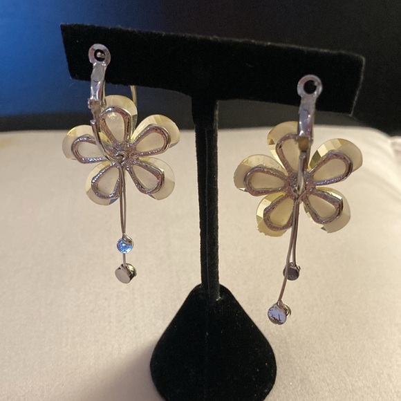 NWOT - Light Yellow Flower Silvertone Hoop Pierced Earrings & White Crystals - Picture 5 of 11